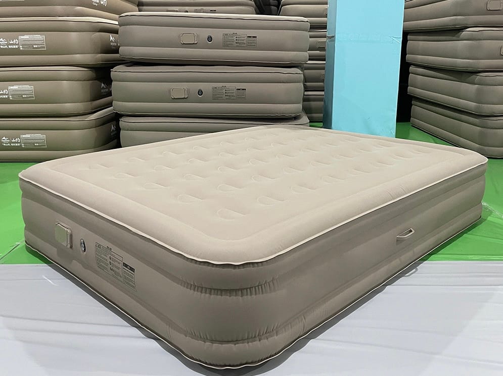 Portable inflatable air bed with built in pump for travel and camping - Image 4